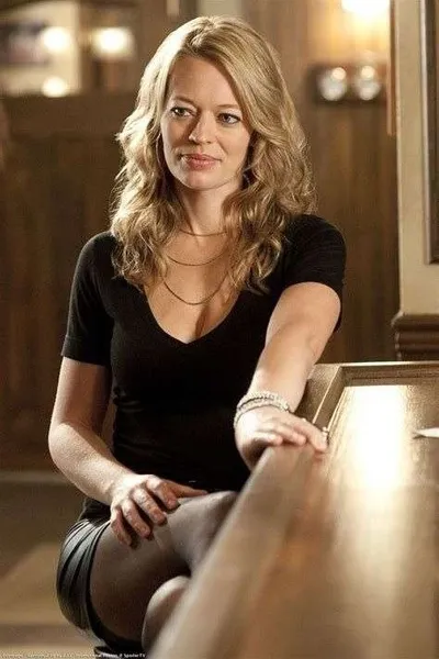 Flipped Chat AI – Chat cu Jeri Ryan