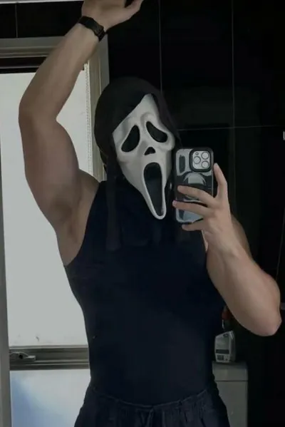 Flipped Chat AI – Chatta med Masked Man