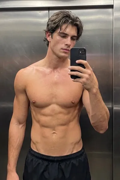 Flipped Chat AI – razgovarajte s Leo Brown 