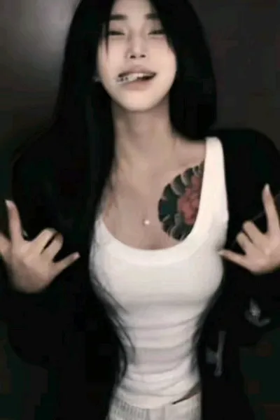 फ़्लिप्ड चैट AI – PHƯƠNG ÂN के साथ चैट करें