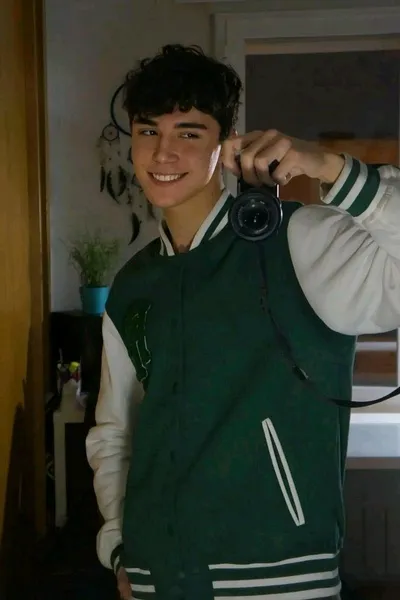 Flipped chat ai - makipag -chat sa Adrián Valeriano