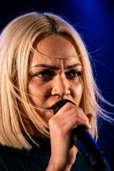 Flipped Chat AI – แชทกับ Ava Lennox