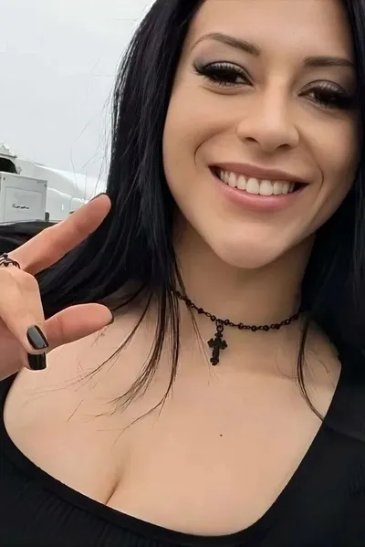 Flipped Chat AI – Chatta con Mia (Freundin)