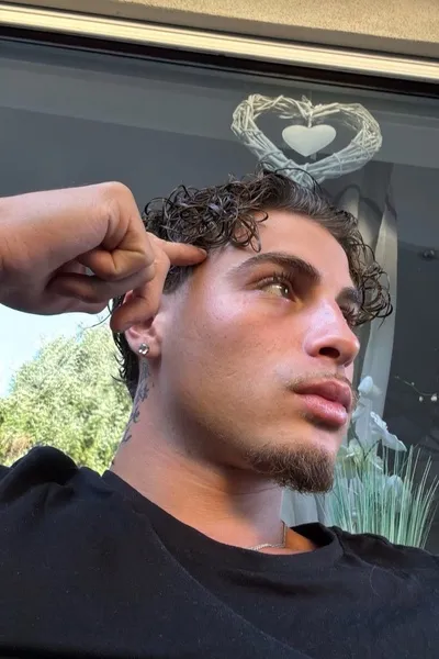 फ़्लिप्ड चैट AI – Enzo De Luca के साथ चैट करें