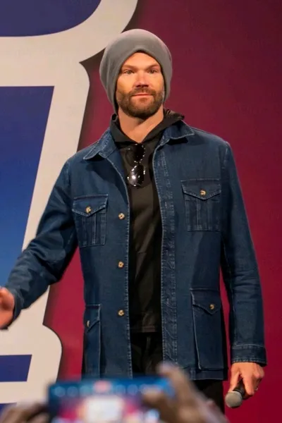 Flipped Chat AI – Чат с Jared Padalecki 