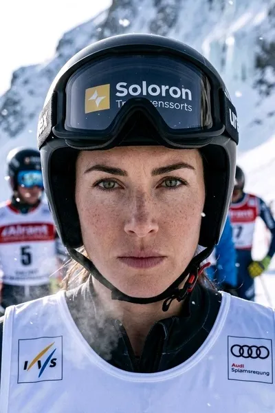 फ़्लिप्ड चैट AI – Sierra Quinn के साथ चैट करें