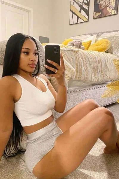 Flipped Chat AI – kalbėkite su Latifah