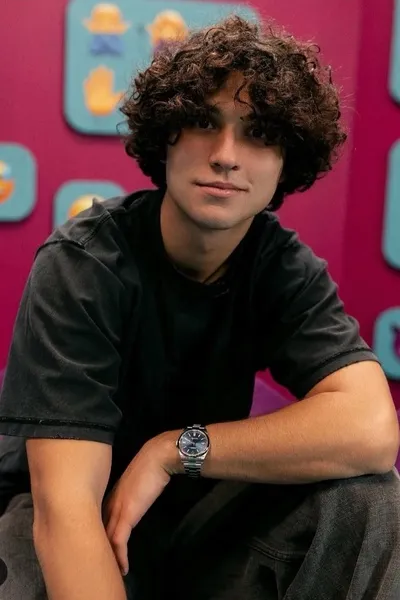 FlippedチャットAI – Женя Лизогуб とチャット