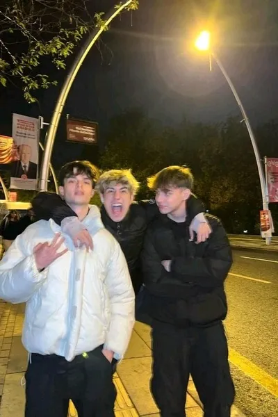 Flipped Chat AI – Чат с 3 парня