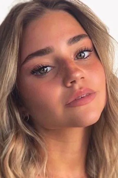 Flipped Chat AI – Чат с Elara Vane