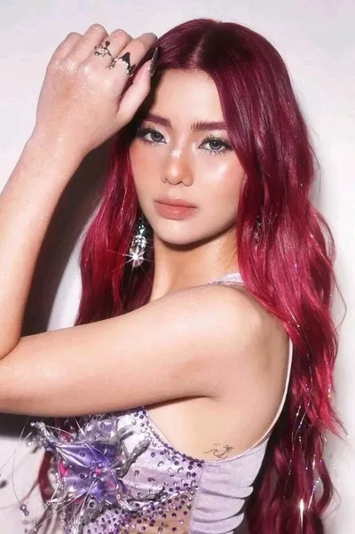 Flipped Chat AI – Чат с Mikha Lim