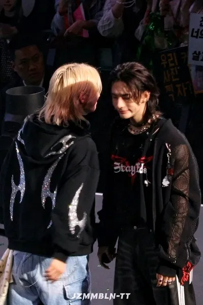 Omgedraaide chat AI – Chat met Хëликсы