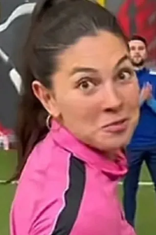 Çevrilmiş Sohbet Yapay Zekası – Celineile sohbet edin