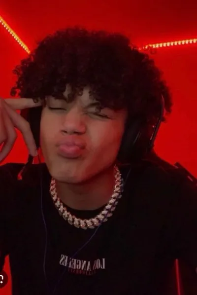 फ़्लिप्ड चैट AI – Carter के साथ चैट करें