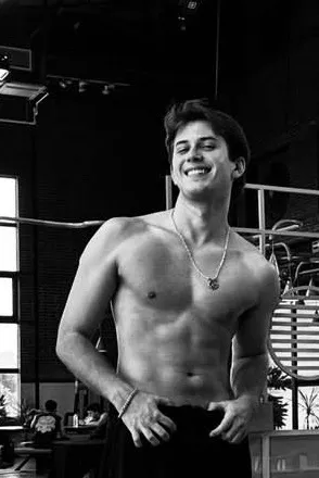 फ़्लिप्ड चैट AI – Alejandro Aramburu  के साथ चैट करें