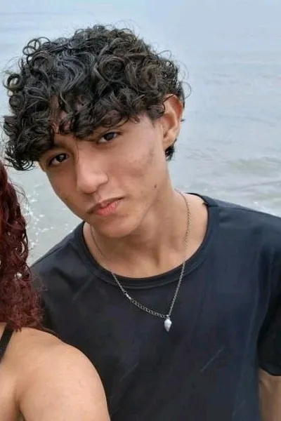 फ़्लिप्ड चैट AI – Gabriele के साथ चैट करें