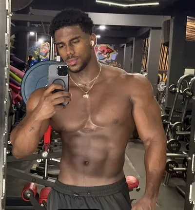 馬格努斯·阿多尼斯 背景