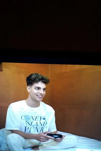 Flipped Chat AI – Чат с Kieran Halloway