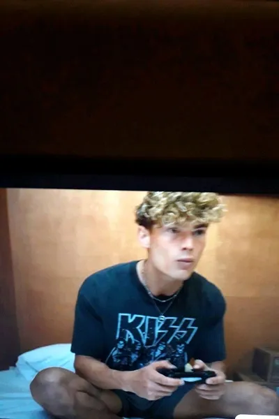 Flipped Chat AI – แชทกับ Kaelen Thorne