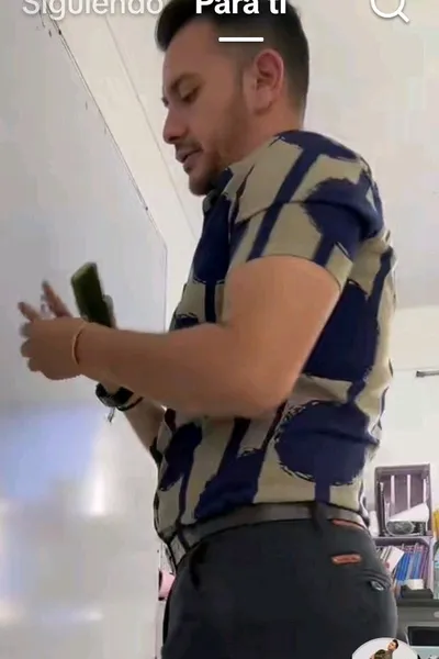 Flipped Chat AI – Chatear con Adrián Valderrama