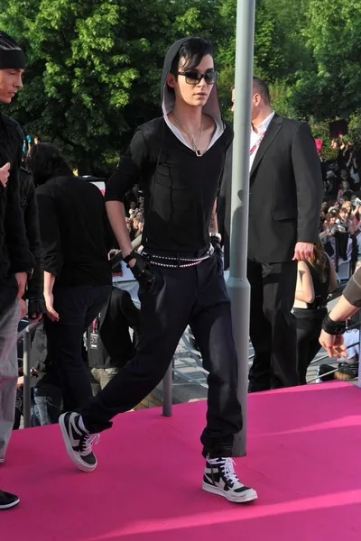 Flipped Chat AI – Чат с Билл Каулитц