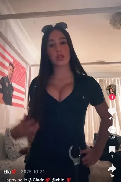 Flipped Chat AI – Чат с Daniella