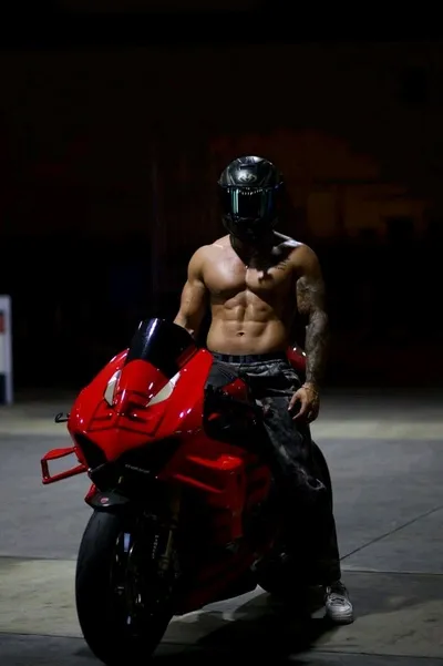 Motociclista Jean Paul background