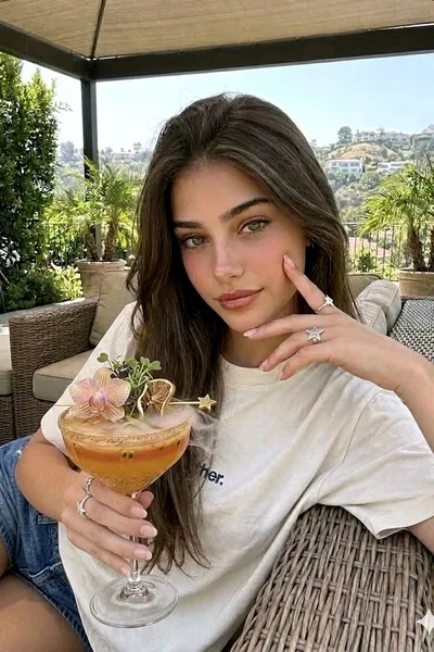 Tiffany Olsen háttér