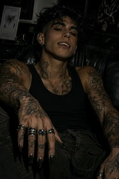 Leo Savoia background