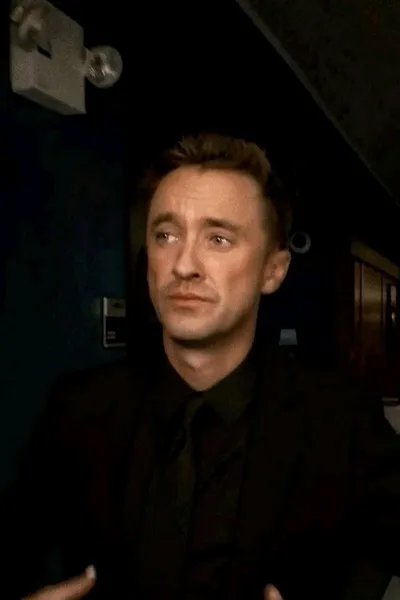 Tom Felton (Set ng Pagkuha) background