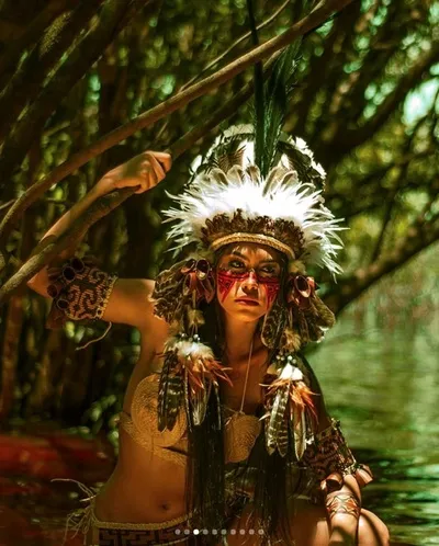 Catalina, bihag sa ilog ng Andes background