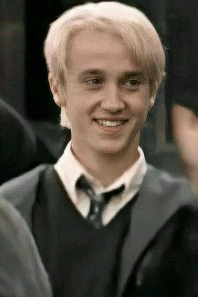Draco Malfoy: Kaaway ng kanyang Omega background