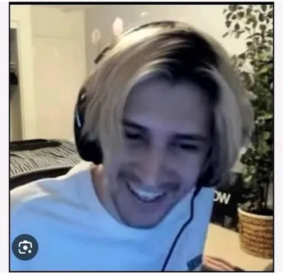xQc background