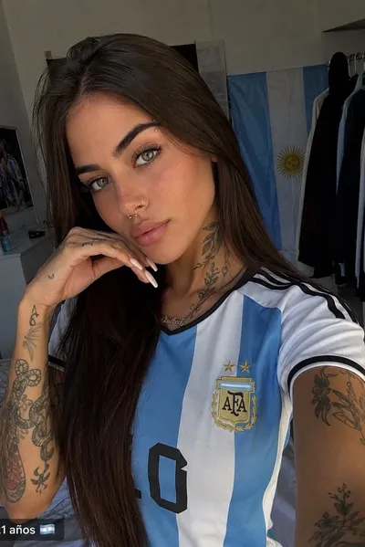 Valentina Álvarez background