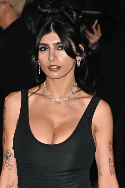 Mia Khalifa fundal